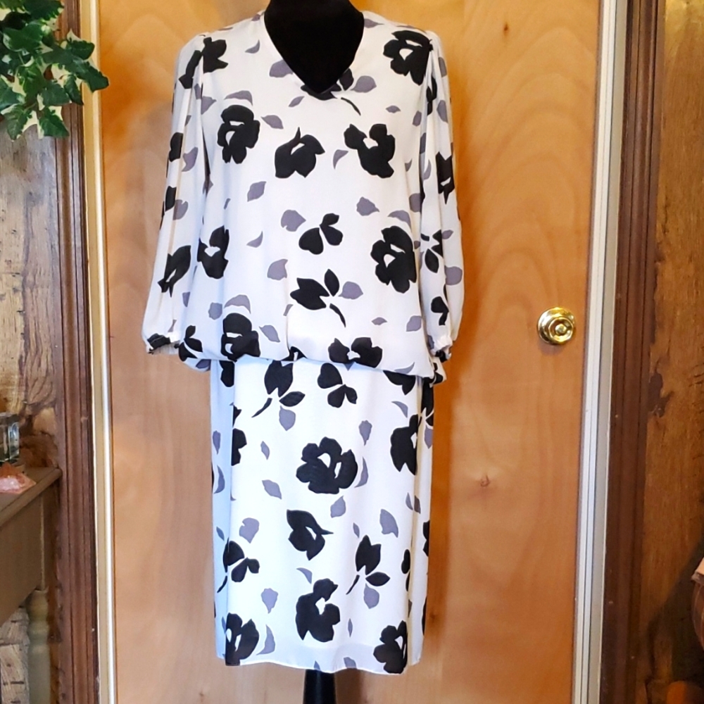 Lovely vintage black/white/gray dress by Simon Sez in a sz 5/6 excellent used.